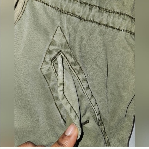 Aritzia TNA Utility/ Military Style Jacket. Green.
SIZE M - Picture 11 of 16